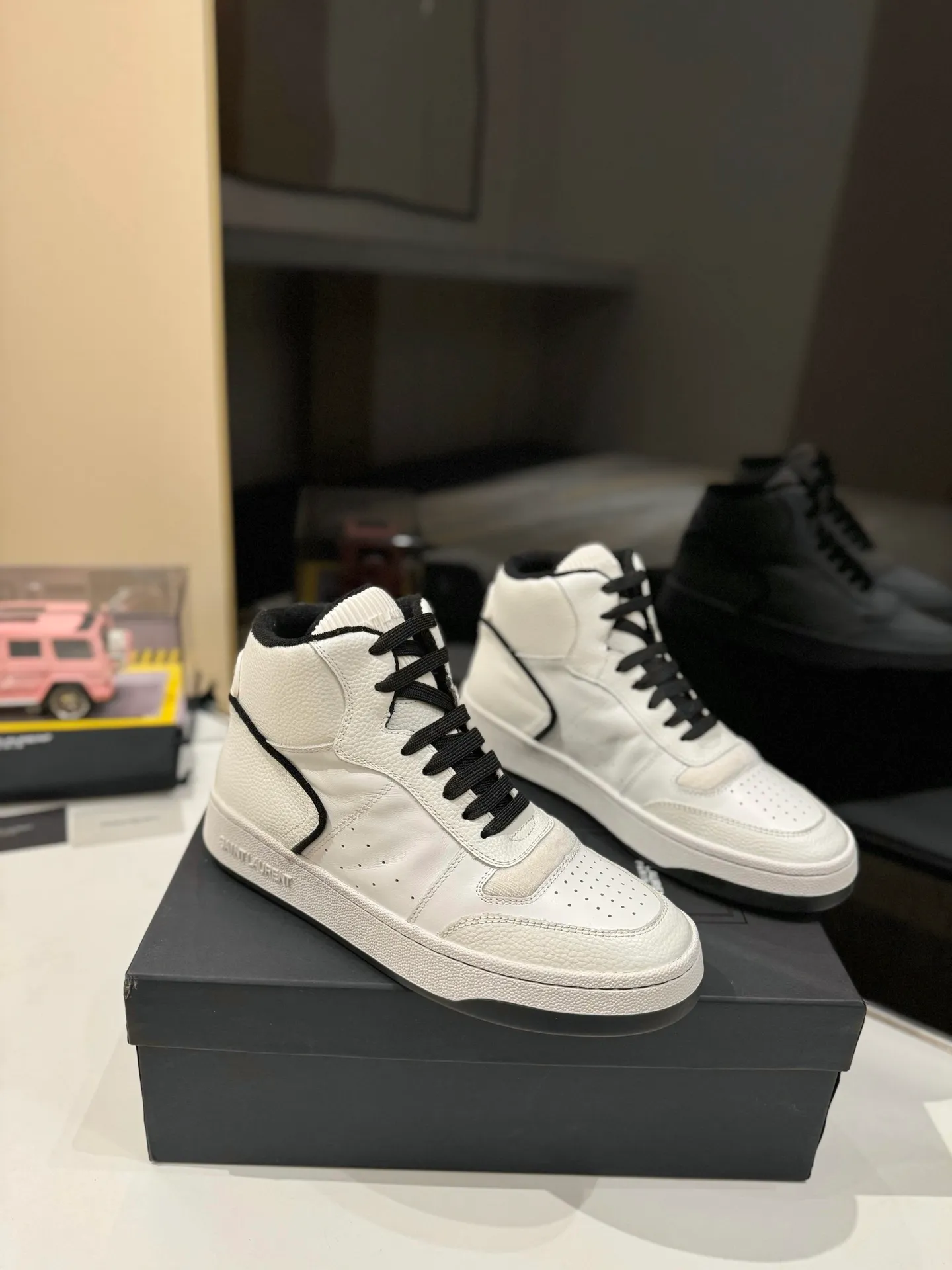 👟👟Ex-factory price 680👟👟 [High version for couples] YSL SAINT LAURENT Yves Saint Laurent SL61, the latest popular casual series in spring and summer...👍👍 Yves Saint Laurent SL61, original purchase, 1:1 replica, fresh blood injection and casual retro design, super good-looking and versatile, the upper is made of cowhide punching and splicing, the upper is super soft , lightweight and comfortable to match with sweatshirts, it is recommended to have one pair in each hand😁 ✅Fabric: Original customized cowhide ➕Punching process ➕Last process ✅Inner lining: Original towel lining ✅Feet: Original customized cowhide ✅Outsole: Original molded two-color bottom ✅Packaging: Original full set of packaging ✅Code number: 35-46 (Female 41.42. Male 38.45.46 Customized, non-returnable)